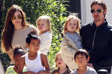Angelina Jolie e Brad Pitt con i loro sei figli
