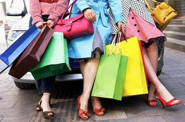 Donne con buste che fanno shopping insieme