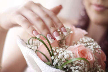 Manicure da sposa con bouquet