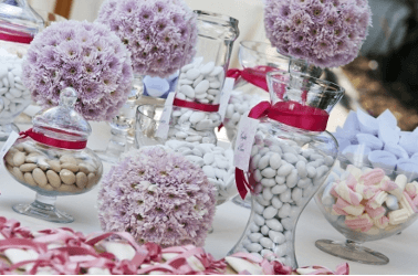 tavolo ricevimento di nozze con confetti