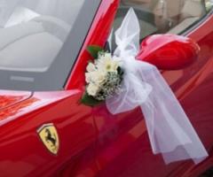 Arriva al tuo matrimonio con una Ferrari rosso fiammante
