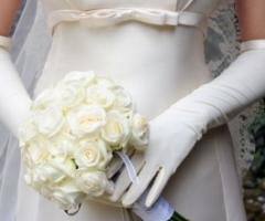 Abiti da sposa con guanti e fiocco sotto il seno