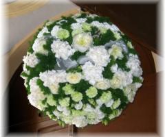 Addobbo floreale per la location di nozze a forma di sfera