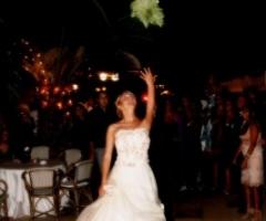 Foto del lancio del bouquet della sposa