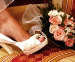 Fotografia con particolare delle scarpe e del bouquet della sposa