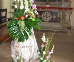 Allestimento con vasi e anfore per la cerimonia in chiesa