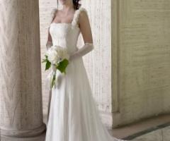 Vestito da sposa con applicazione di rose in tessuto sulle spalline