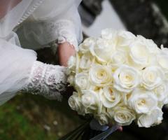 Dettaglio delle maniche ampie dell'abito da sposa