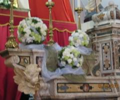 Sfere di fiori per l'altare della chiesa