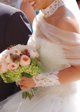 Bouquet per la sposa di rose inglesi e bacche