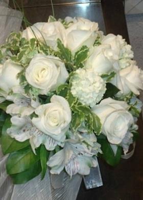 Bouquet di fiori bianchi per la sposa