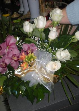 Bouquet per la sposa di rose bianche e orchidee lilla