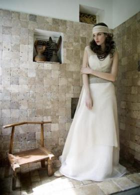 Daniela Gristina - Abito da sposa in seta con fascia in testa
