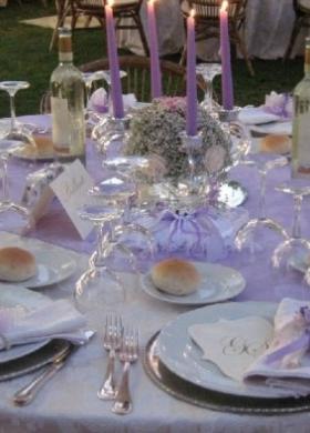 Tavolo allestito per il ricevimento di nozze