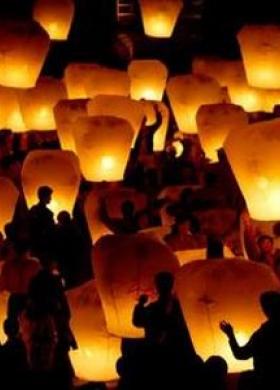 Lancio delle lanterne thailandesi durante il ricevimento di matrimonio