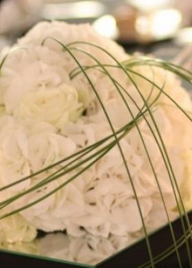 Centrotavola di fiori bianchi per il matrimonio