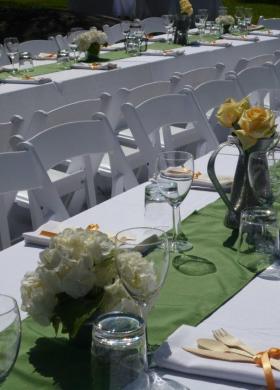 Allestimento per il tavolo di nozze sui toni del verde