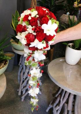 Bouquet a cascata con rose rosse e orchidee
