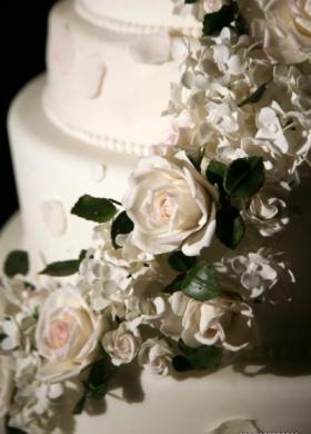 La wedding cake romantica con rose e ortensie