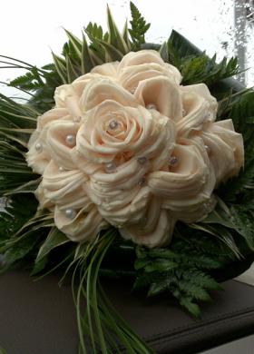 Bouquet gioiello di rose bianche
