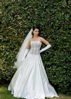 Vestito da sposa con corpetto stretto e guanti - Modello Ischia