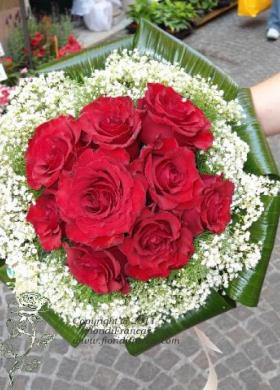 Bouquet rose rosse e gipsofila