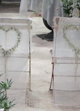 Decorazione floreale a forma di cuore per le sedute degli sposi in chiesa