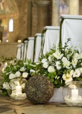 Fiori e candele per un allestimento country chic della cerimonia di nozze