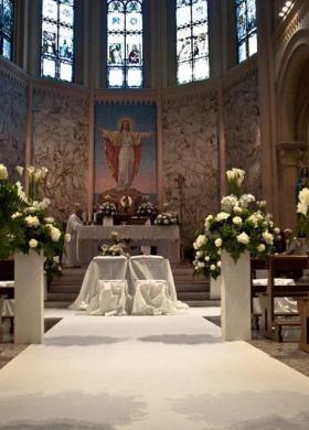 Rose bianche, calle e orchidee per il matrimonio in chiesa