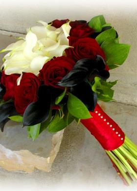 Bouquet di rose rosse e calle bianche