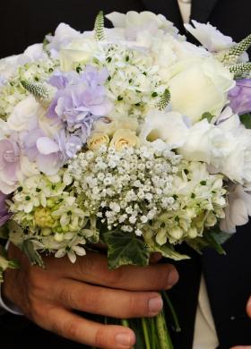 Il bouquet sui toni del lilla per la sposa