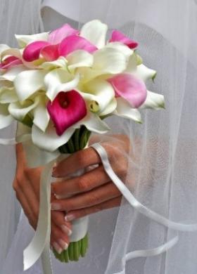 Fiori bianchi e fucsia per il bouquet della sposa