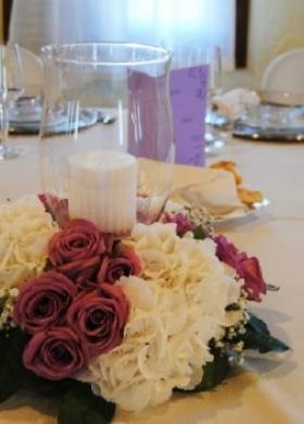 Romantico centrotavola realizzato con rose e candele