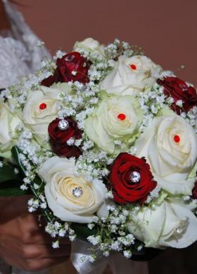 Bouquet particolare di rose con brillantini e perle
