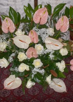 Dietrosposi con anthurium bianchi, anthurium rosa e rose bianche