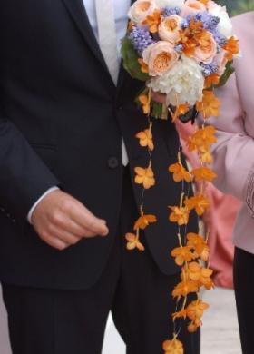 Il bouquet della sposa di rose inglesi e cascata di orchidee Vanda