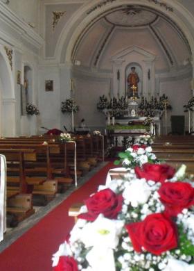 Addobbo floreale in rossso per la chiesa