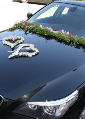 Addobbo floreale a cuore per la macchina da cerimonia a Brindisi