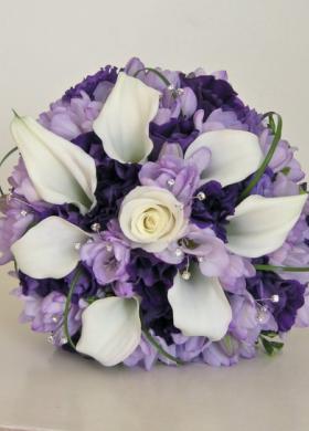 Bouquet gioiello in bianco e viola