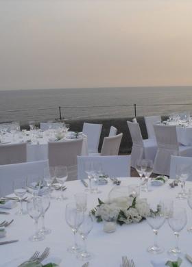 Allestimento total white per il matrimonio in riva al mare