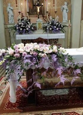 Allestimento floreale chiesa bianco lilla - Fioreria Gabriella