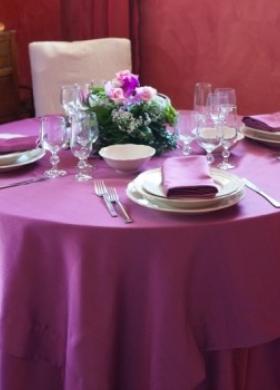 Allestimento tavoli color vinaccia