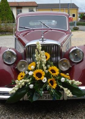 Addobbi floreali con girasoli per la macchina da cerimonia
