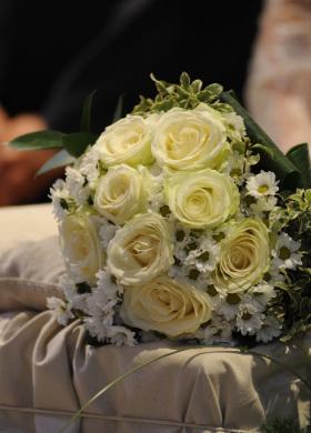 Il bouquet della sposa di rose e margherite