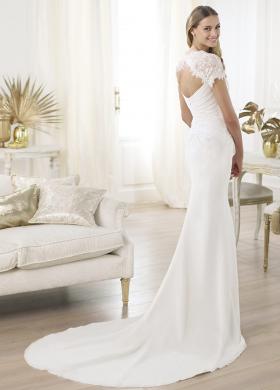 Meraviglioso abito da sposa dalla linea semplice ed elegante