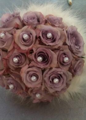 Bouquet sposa di rose con perle