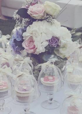 Piccole wedding cake per il tavolo dei dolci