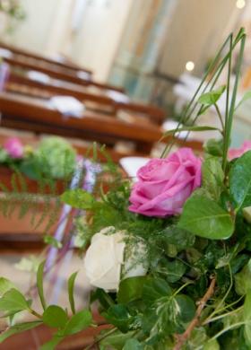 Addobbi floreali sui toni del rosa per la chiesa