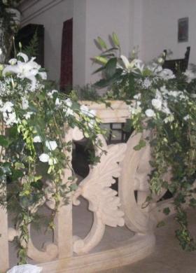 Addobbo con fiori bianchi e foglie per la chiesa