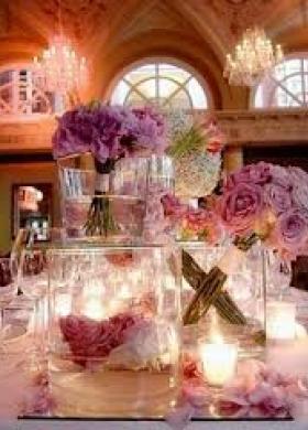Centrotavola di fiori lilla per il matrimonio